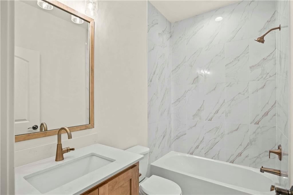 Photo 33 of 45 - 500 Bentwater Drive, Raymore, MO 64083