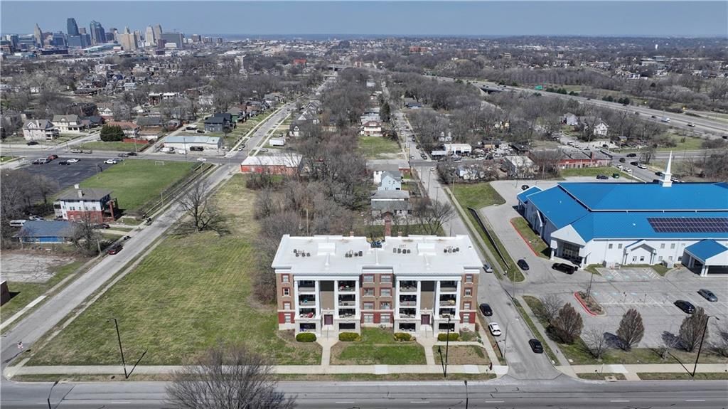 1614 E Linwood Boulevard — photo 4
