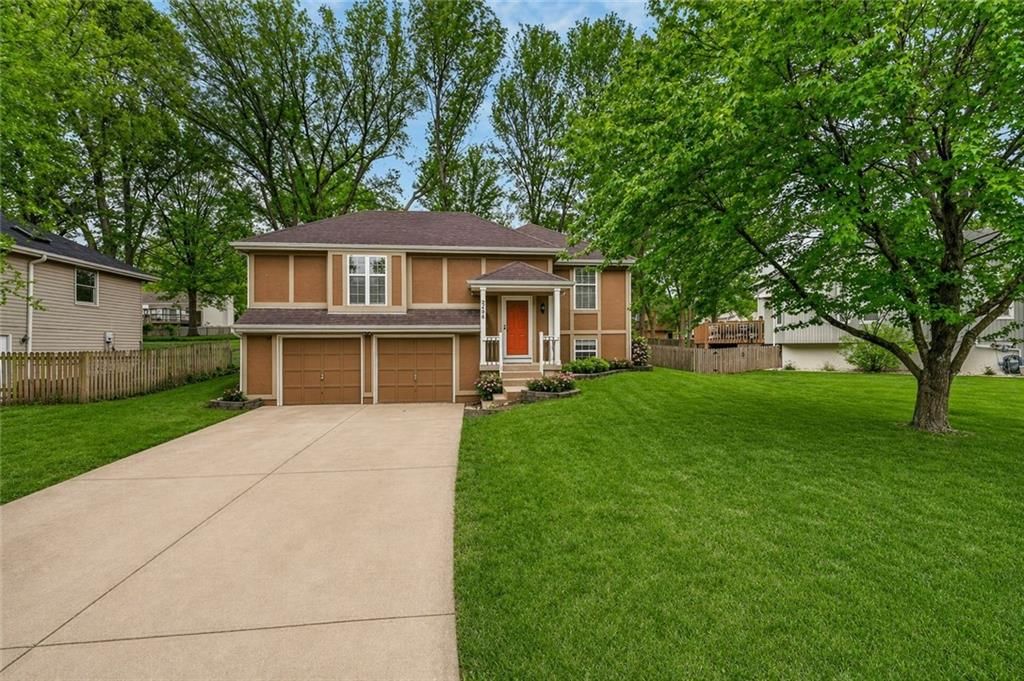 2405 NE Carousel Circle — photo 2