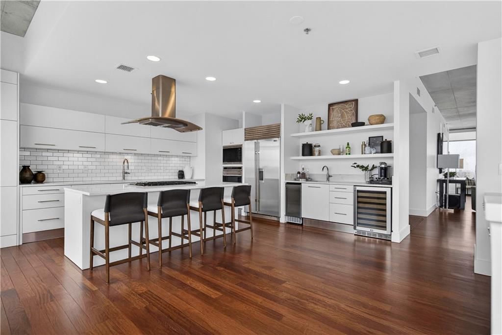4646 Broadway Street — photo 3