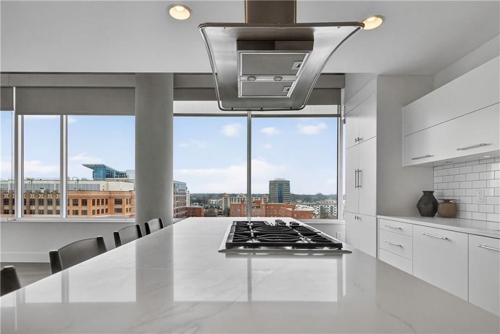 4646 Broadway Street — photo 8