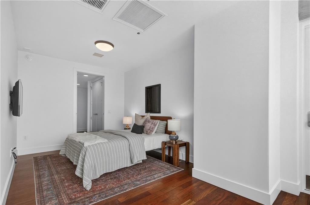 4646 Broadway Street — photo 39