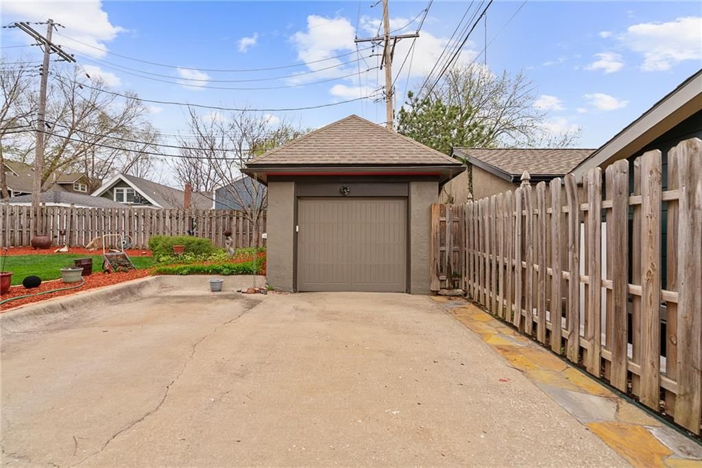 910 W 33rd Terrace — photo 44