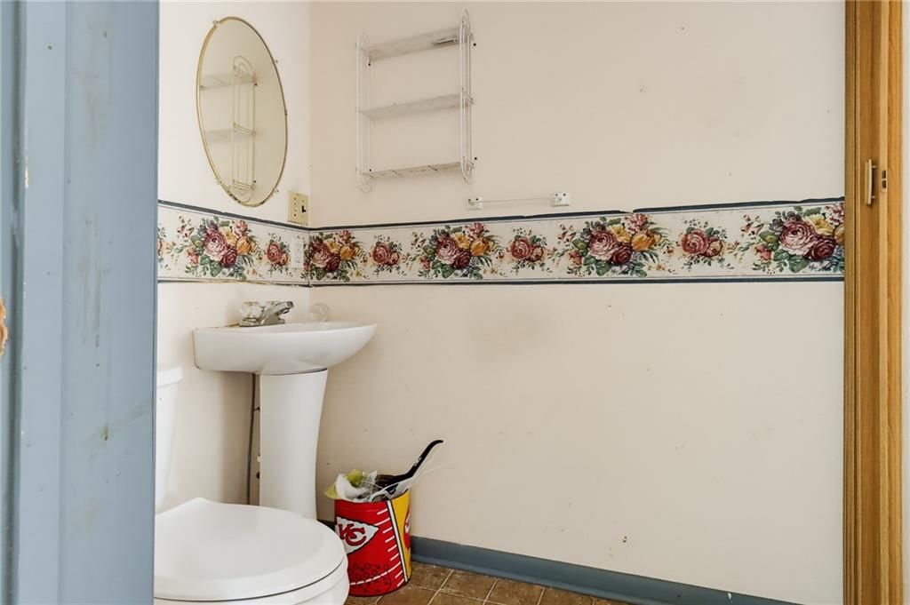 308 S Broadway Street — photo 38