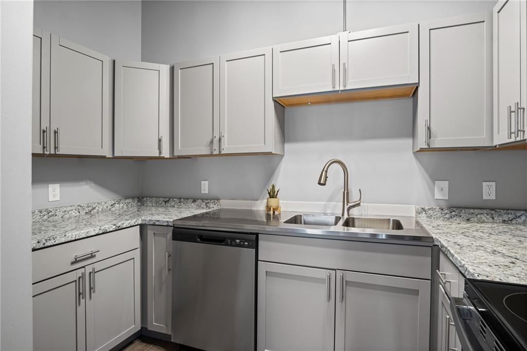 113 W 5th Street — photo 3