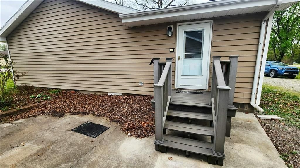 301 E Walnut Street — photo 2