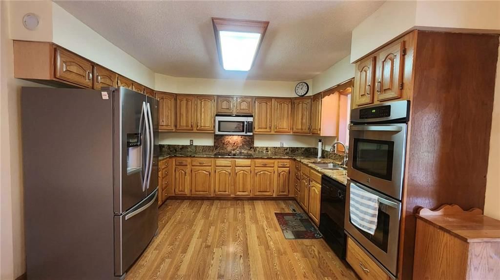 301 E Walnut Street — photo 9