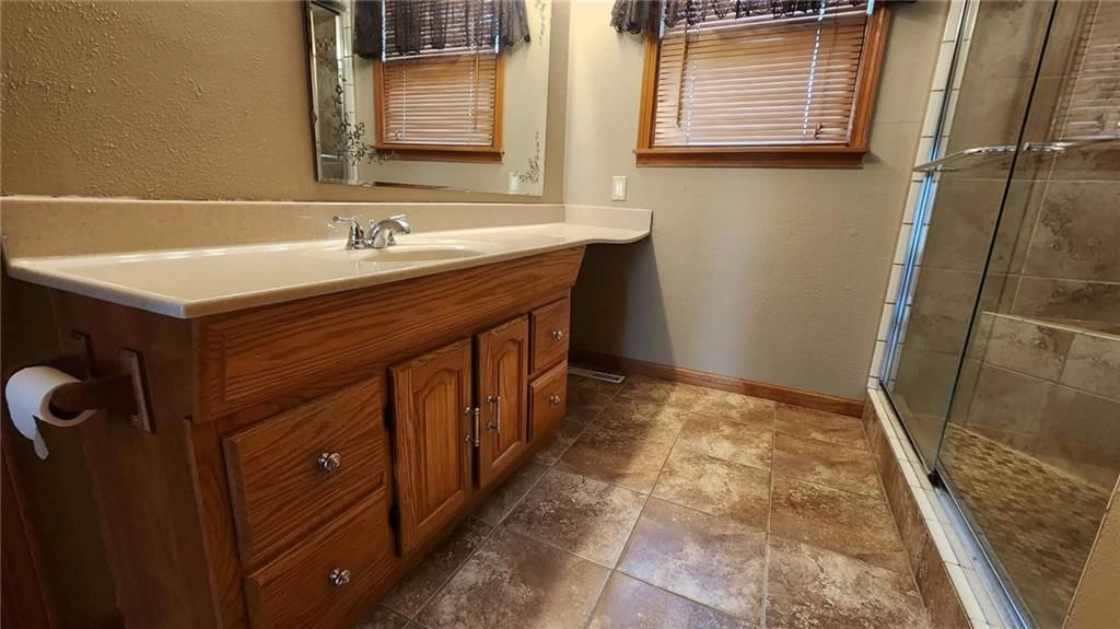 301 E Walnut Street — photo 26