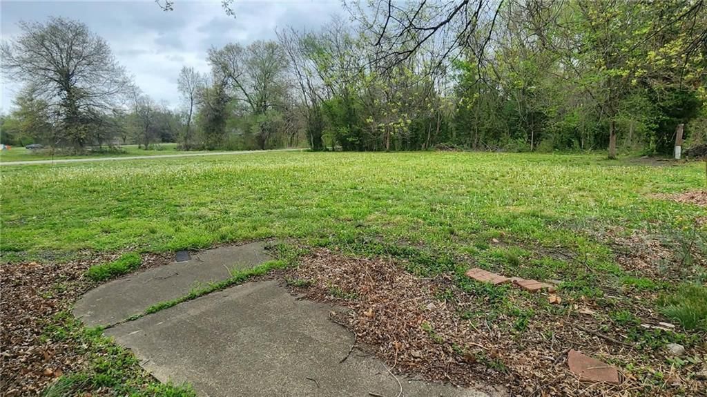 301 E Walnut Street — photo 47