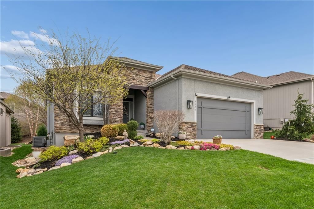 9853 Hollis Lane, Lenexa, KS
