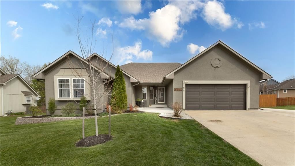 817 S Bridle Trail Lane, Peculiar, MO