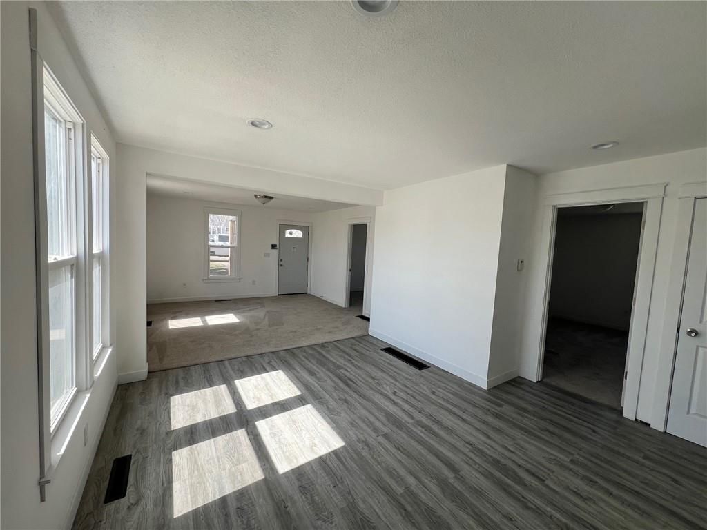 302 N Iowa Street — photo 4