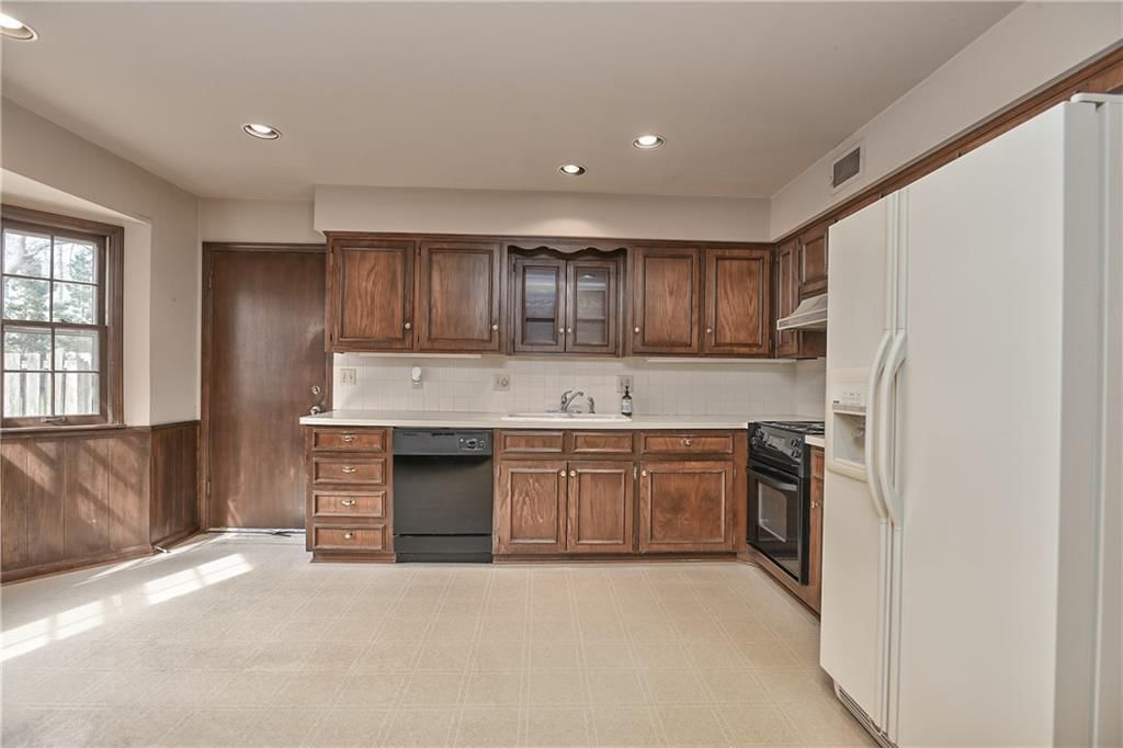 10915 W 100th Terrace — photo 9