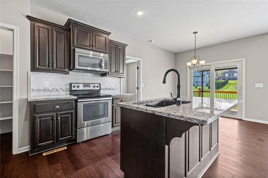 806 NW Par Drive — photo 16