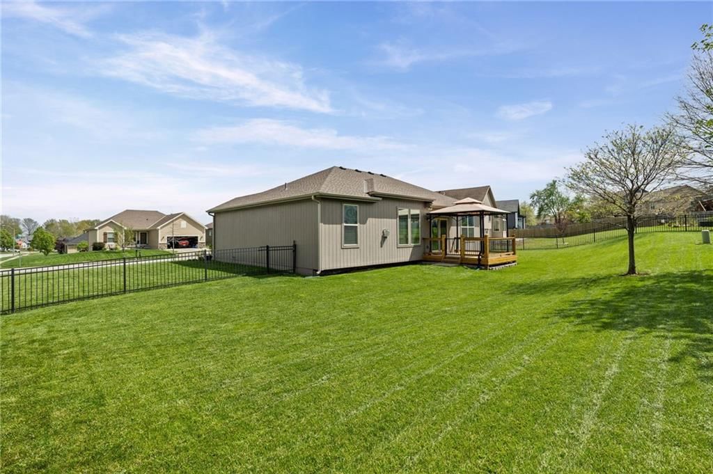 806 NW Par Drive — photo 37