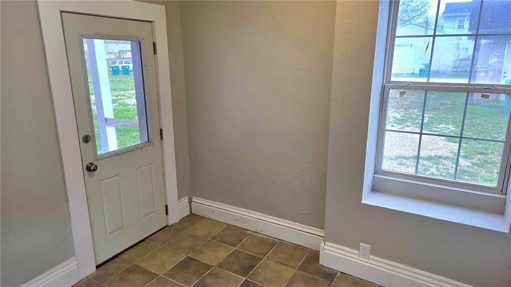 405 W Peoria Street — photo 7
