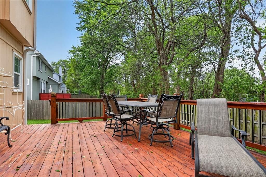 8442 Lakeview Avenue — photo 18