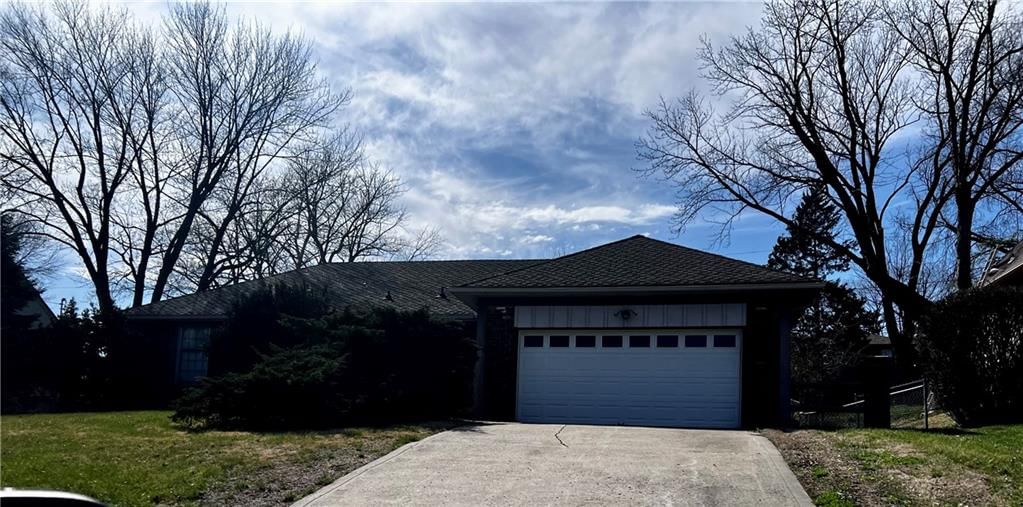 6908 N Overland Drive, Kansas City, MO
