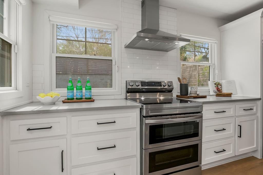 4536 Mercier Street — photo 11