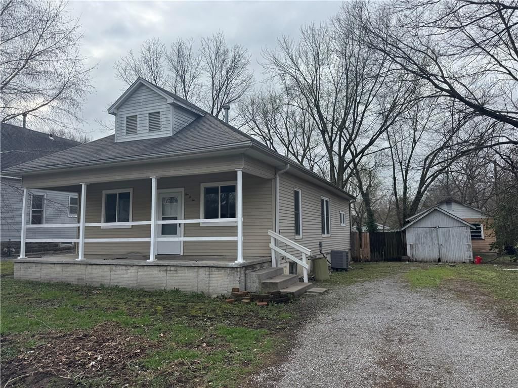 1002 E 10th Street — photo 1