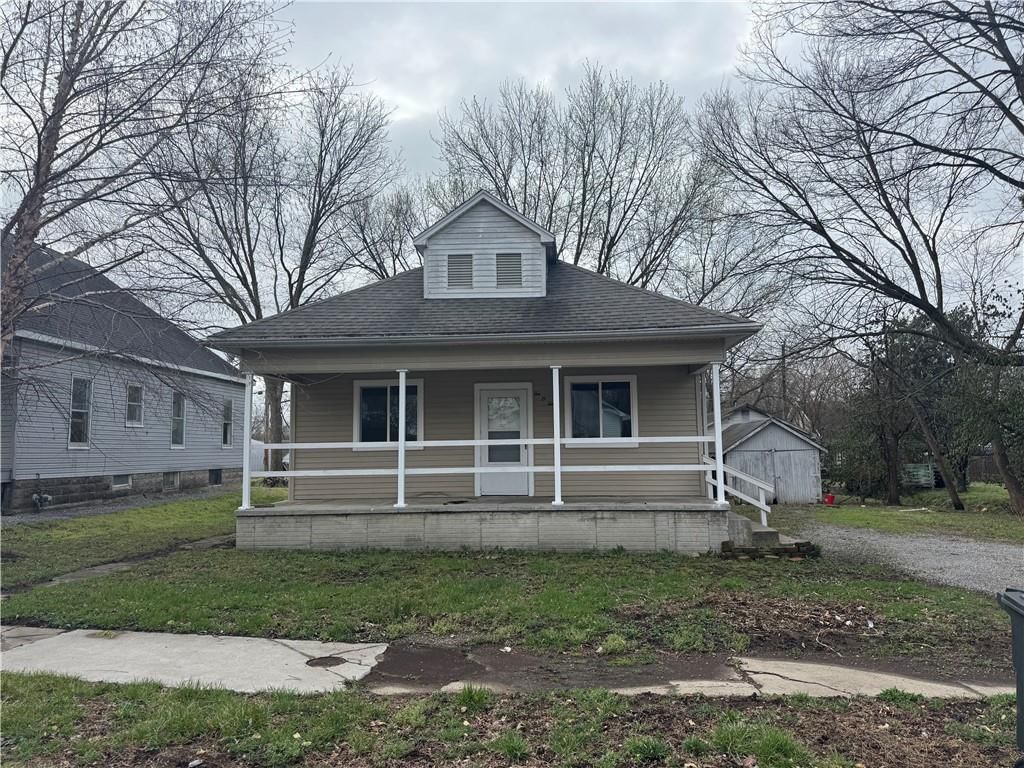 1002 E 10th Street — photo 2