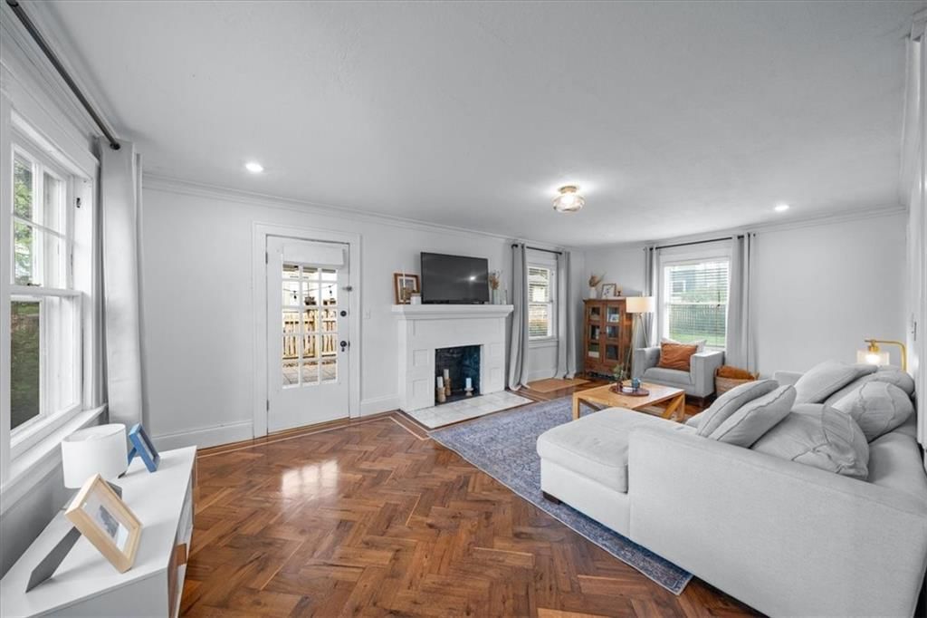 7 W Winthrope Road — photo 3