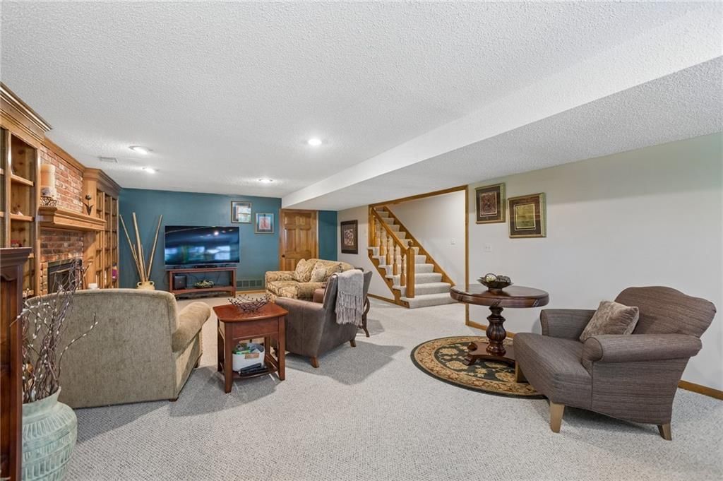 142 The Woodlands Drive — photo 35