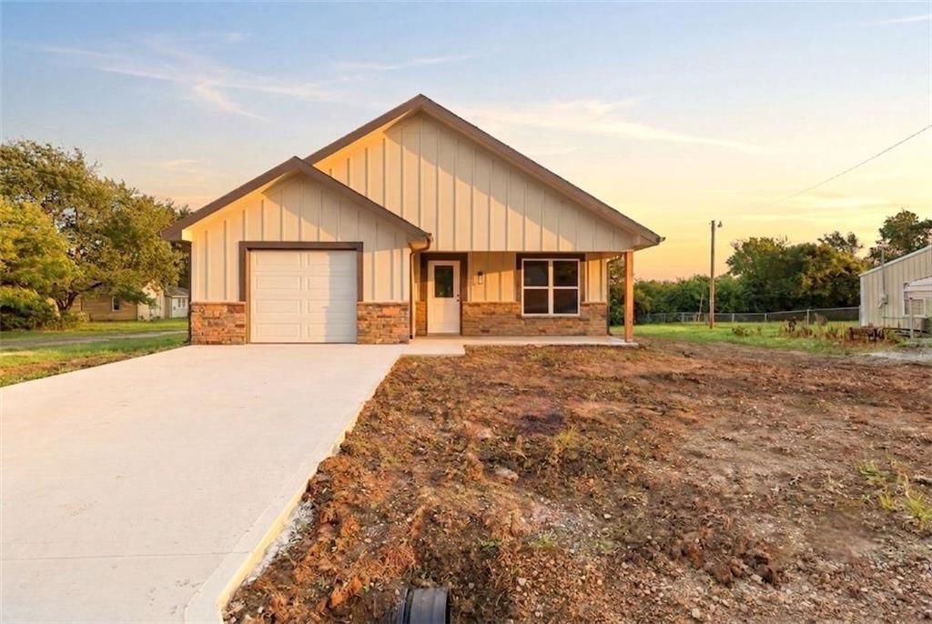 103 S Crittendon Street, Holden, MO