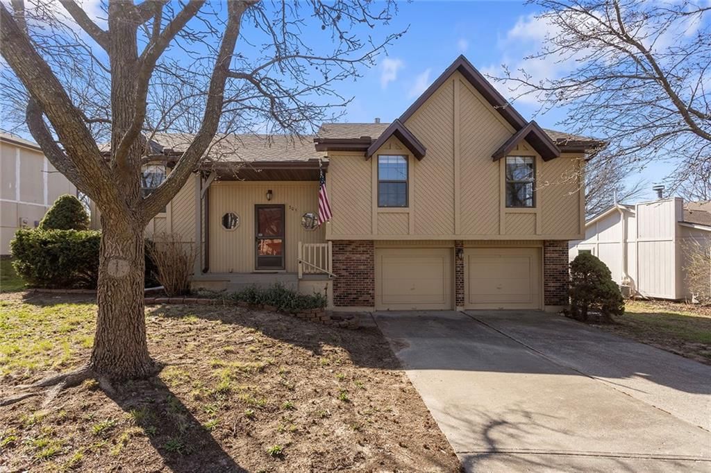 305 SE Bent Tree Drive, Blue Springs, MO