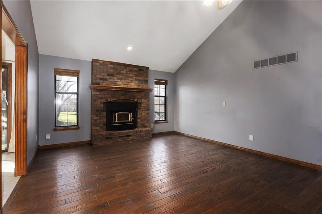 305 SE Bent Tree Drive — photo 4