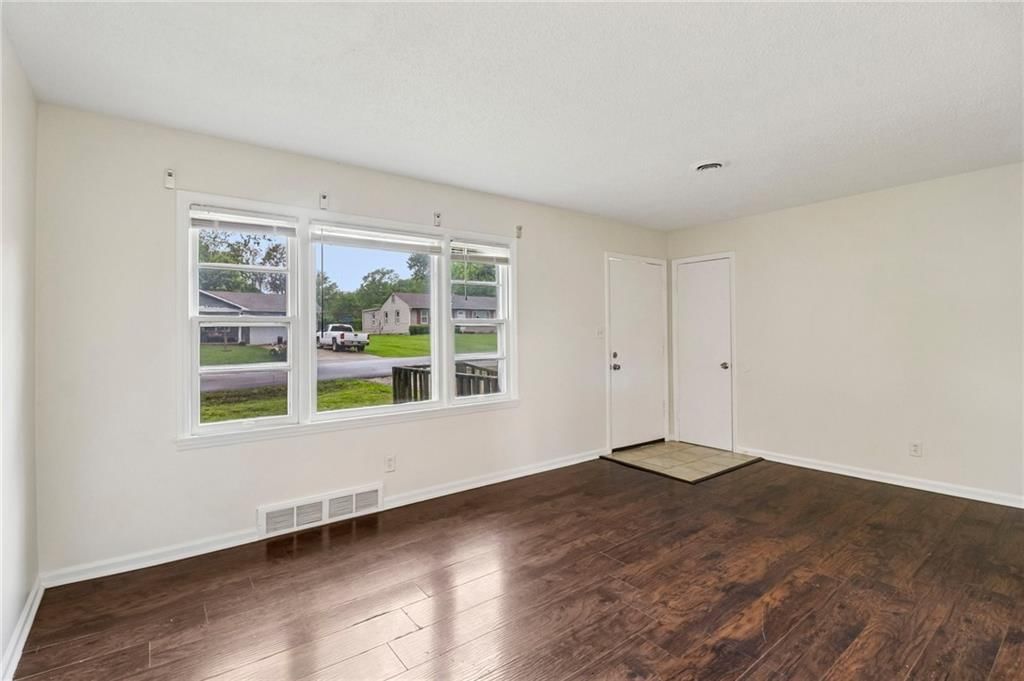 11709 Lawndale Avenue — photo 4