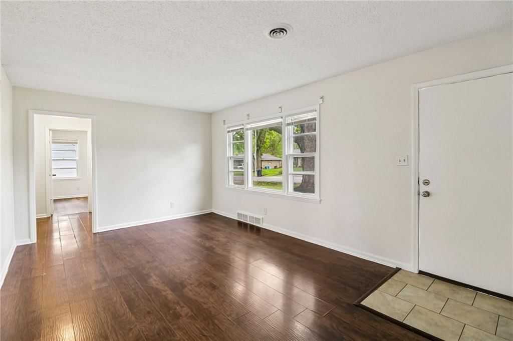 11709 Lawndale Avenue — photo 6