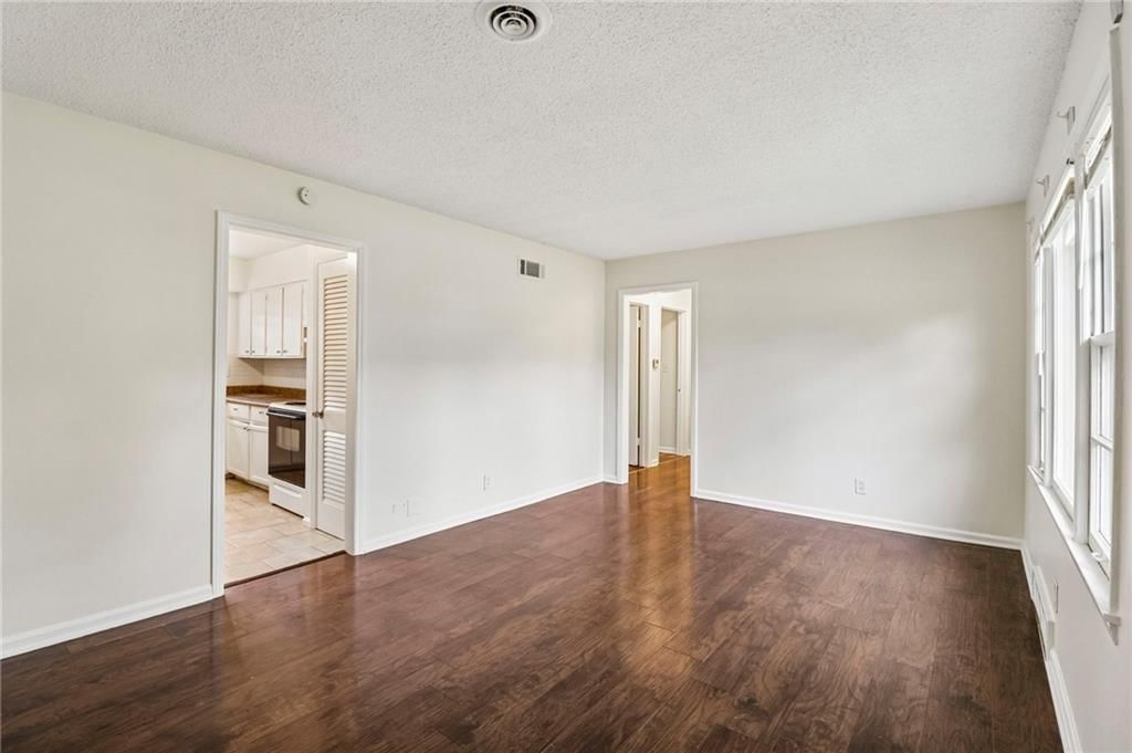 11709 Lawndale Avenue — photo 7