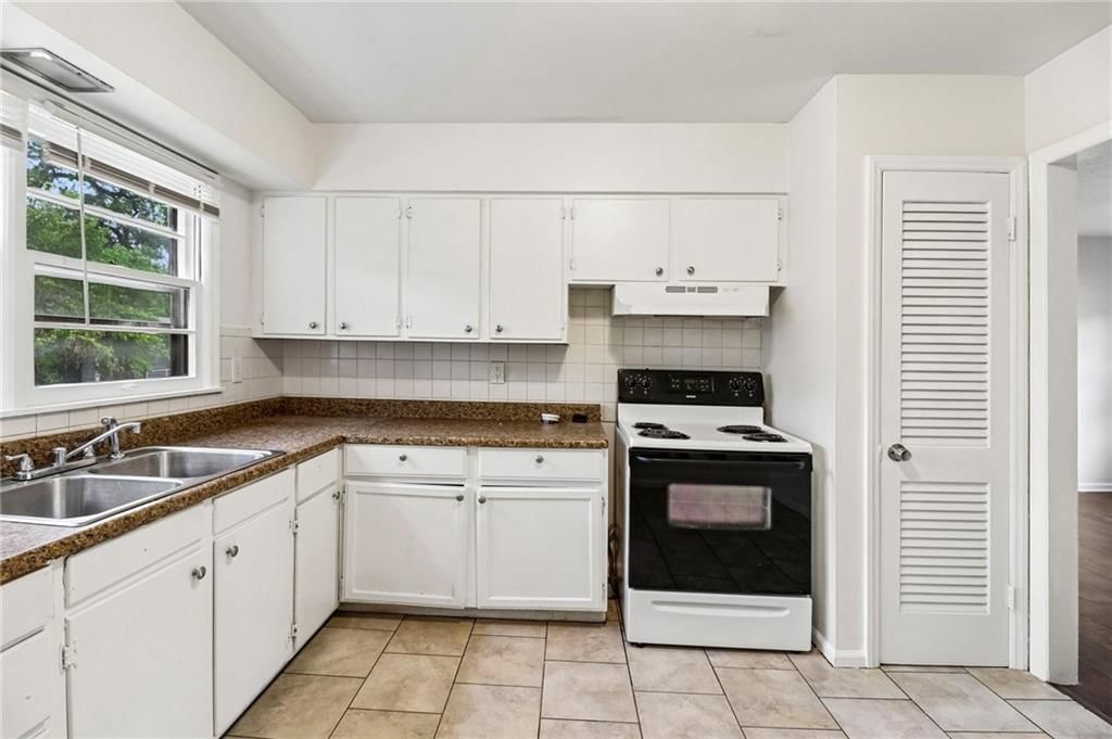 11709 Lawndale Avenue — photo 8