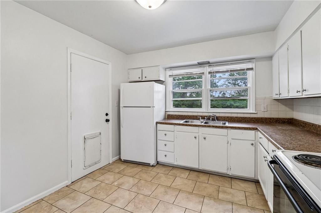 11709 Lawndale Avenue — photo 10