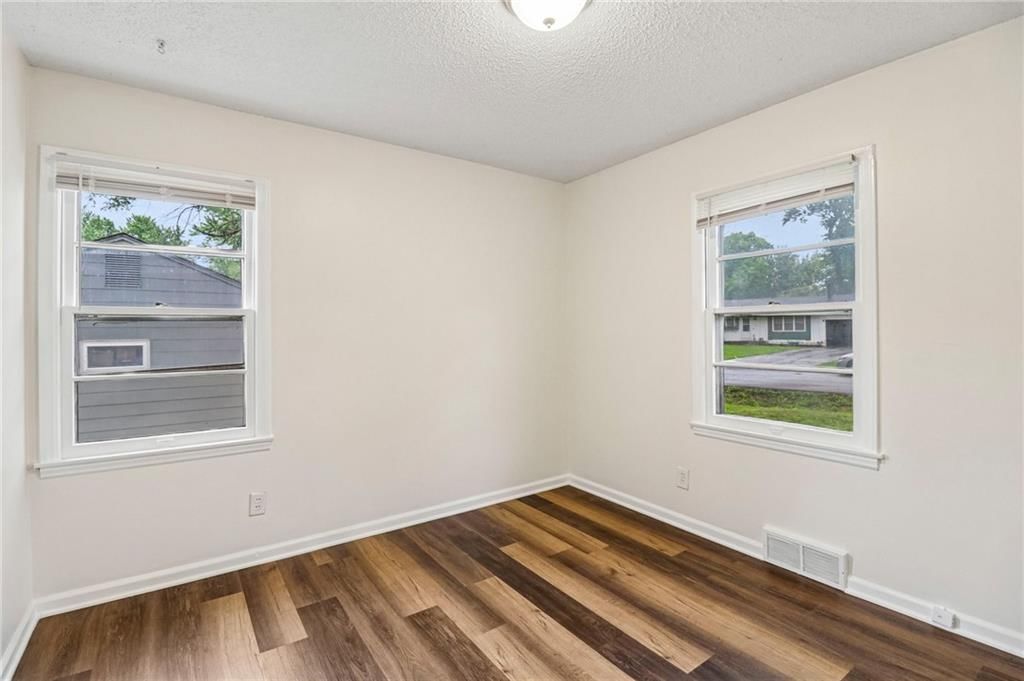 11709 Lawndale Avenue — photo 12
