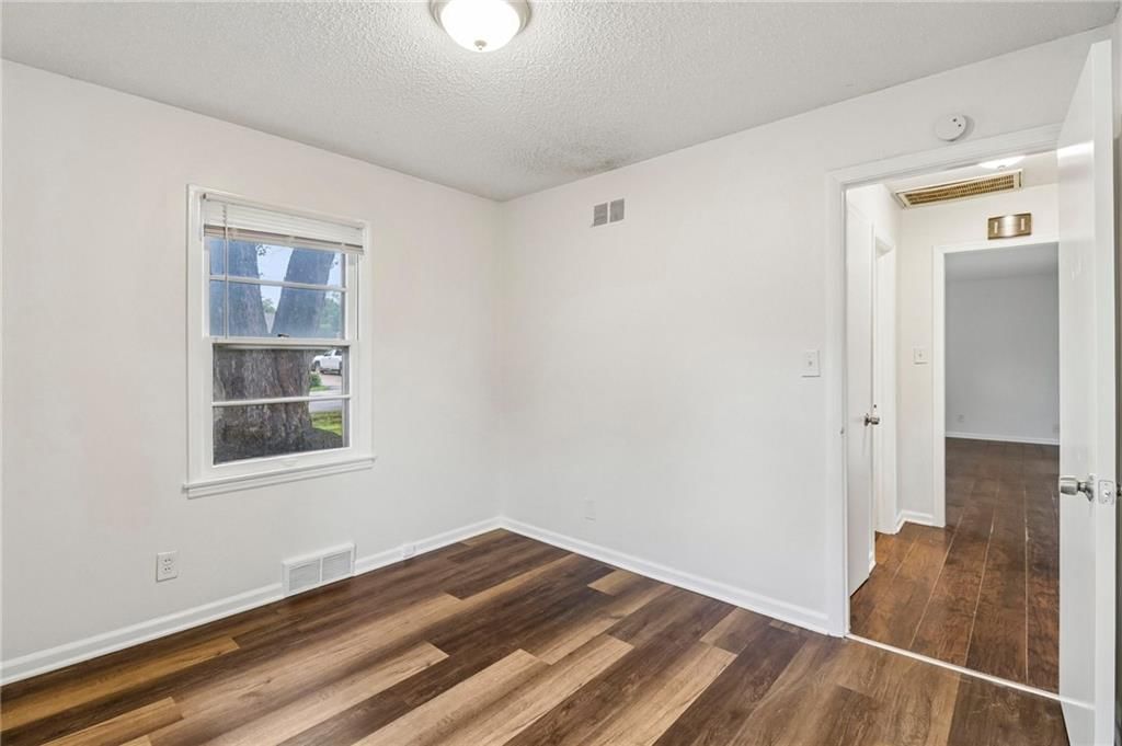 11709 Lawndale Avenue — photo 15