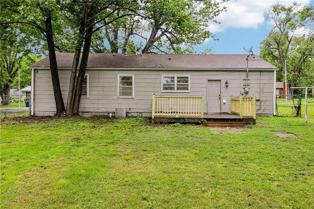 11709 Lawndale Avenue — photo 27