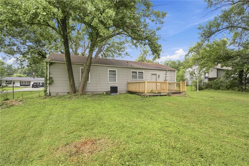 11709 Lawndale Avenue — photo 30