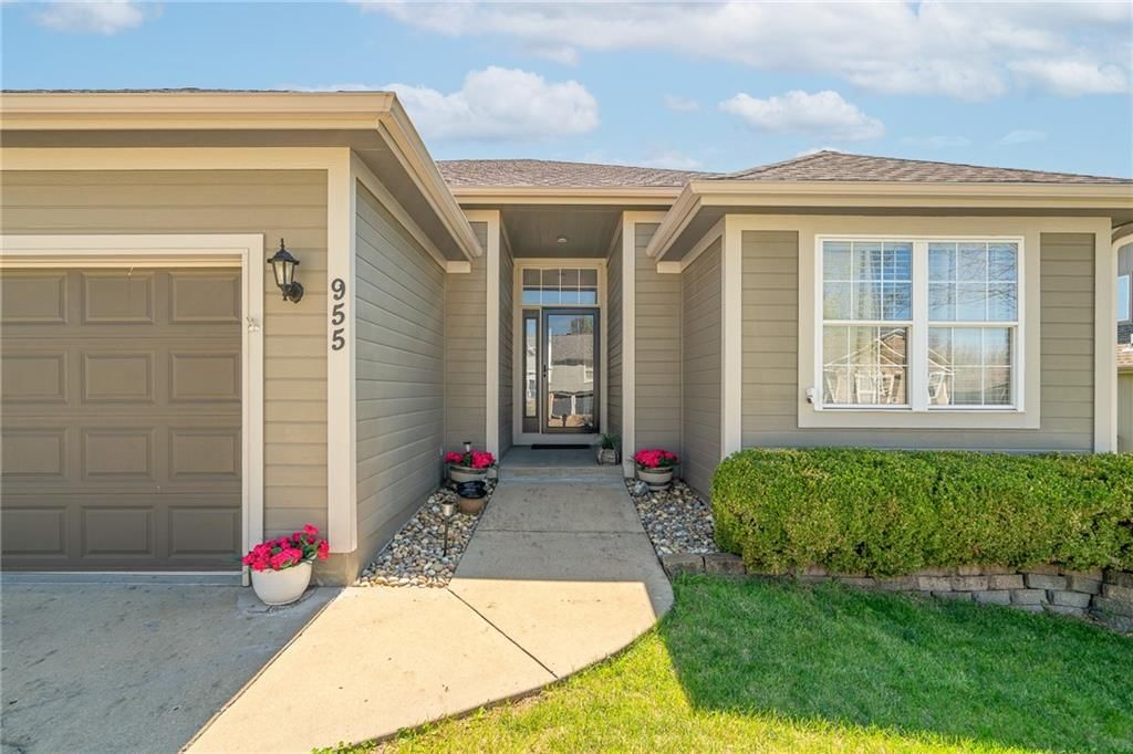 955 NW Maplewood Court — photo 4