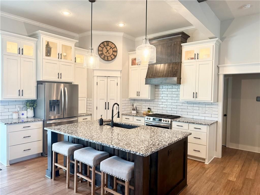522 NW Bailey Drive — photo 2