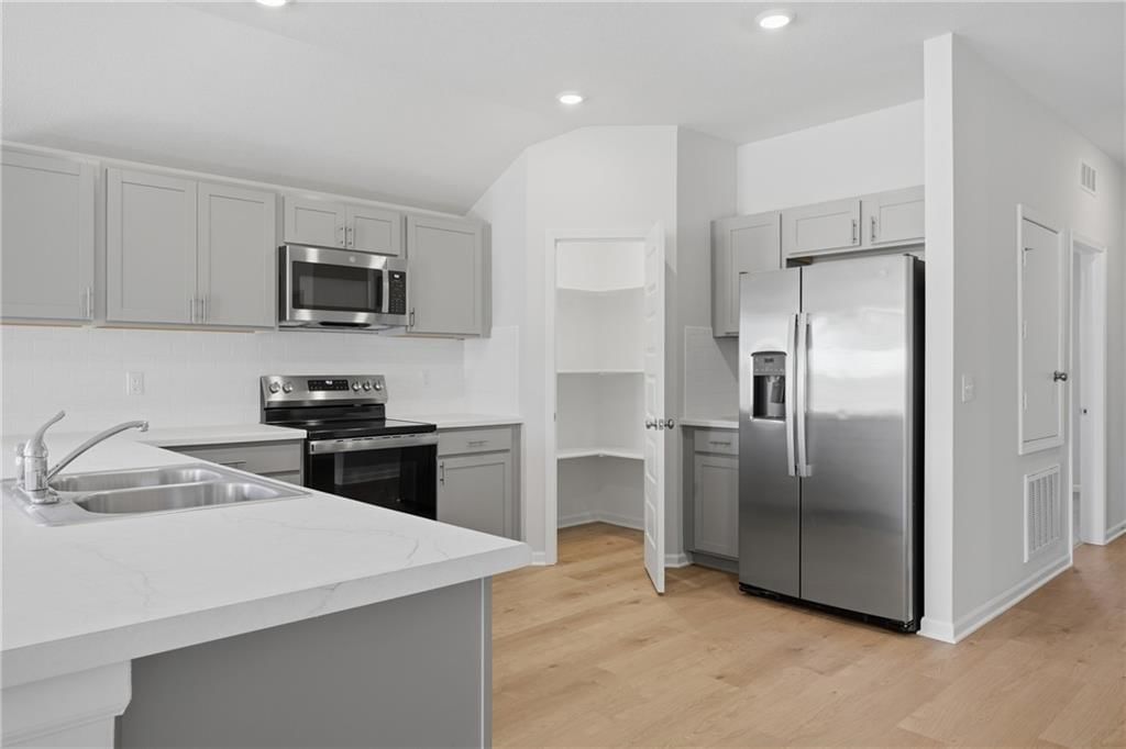 605 W Bluebird Street — photo 8