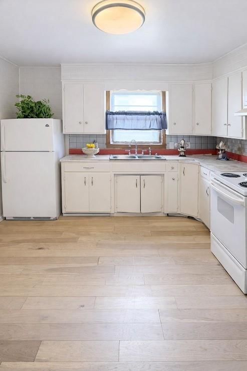 209 S Locust Street — photo 9