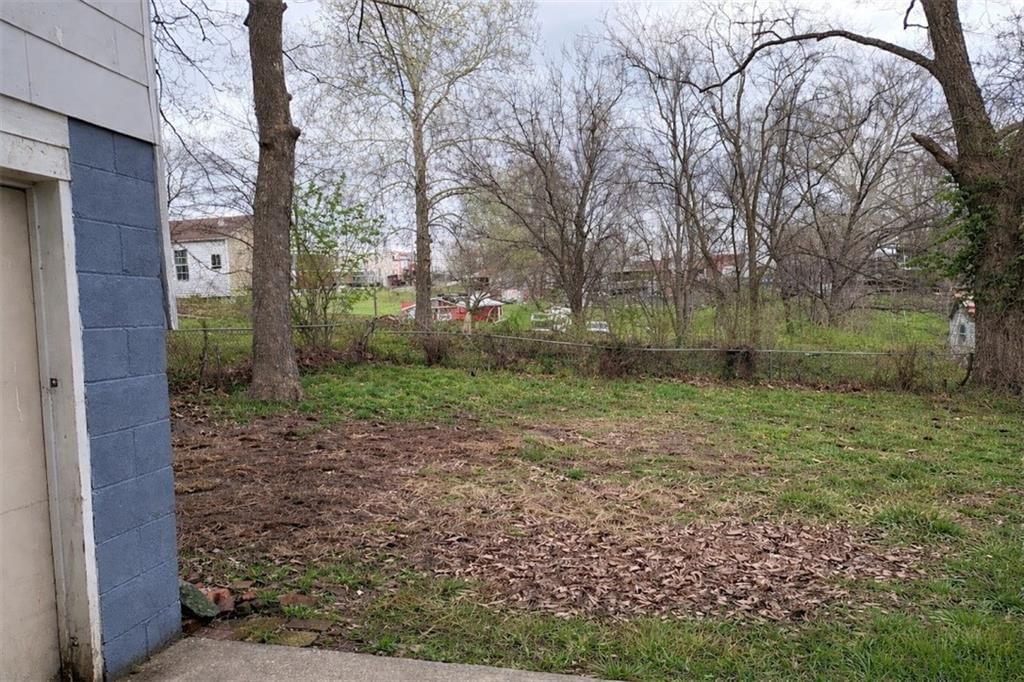209 S Locust Street — photo 18
