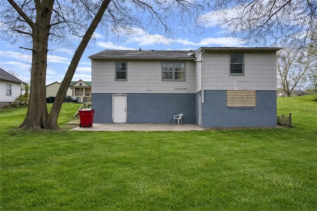 209 S Locust Street — photo 19