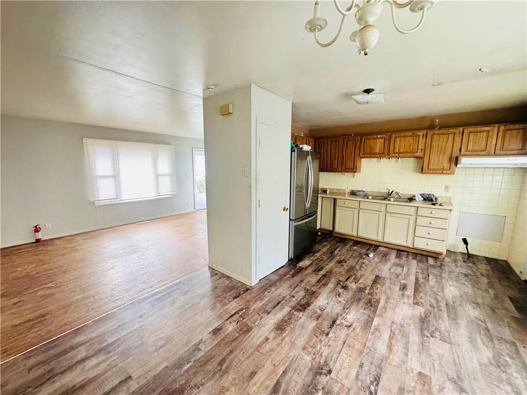 9306 LEWIS Avenue — photo 3