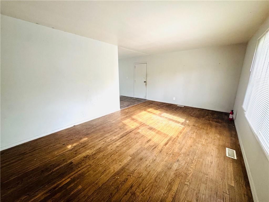 9306 LEWIS Avenue — photo 4