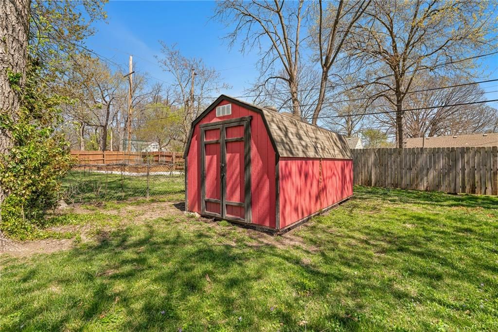 7905 BELLEVIEW Avenue — photo 26