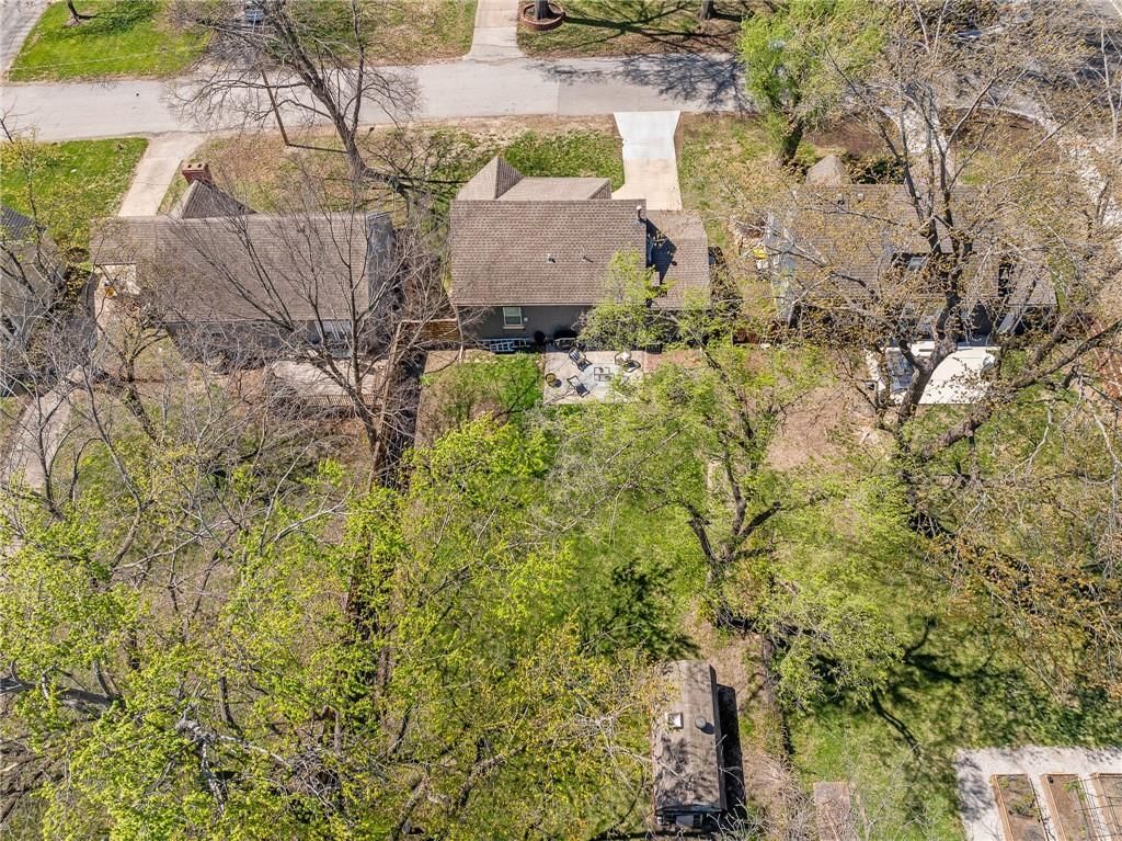 7905 BELLEVIEW Avenue — photo 29