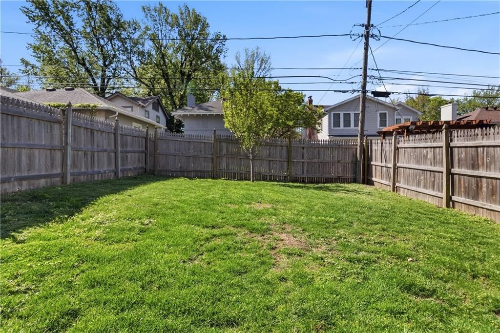 825 W Gregory Boulevard — photo 43